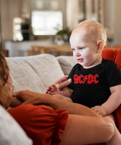 Bébé portant un body noir avec le logo ACDC rouge