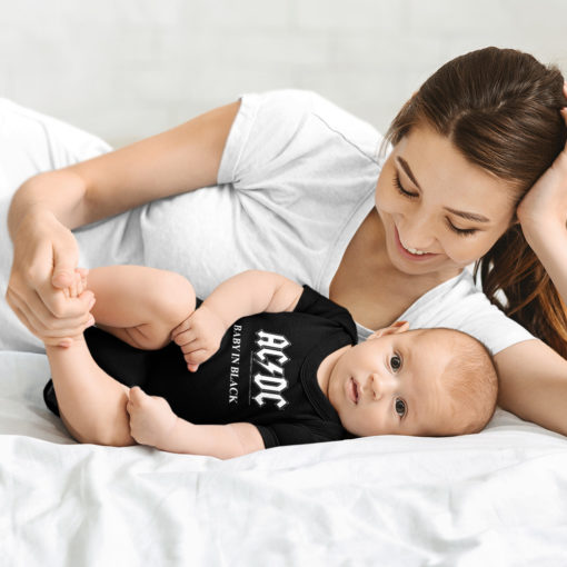 Une mère et son bébé portant un body ACDC "Baby in black" de couleur noir