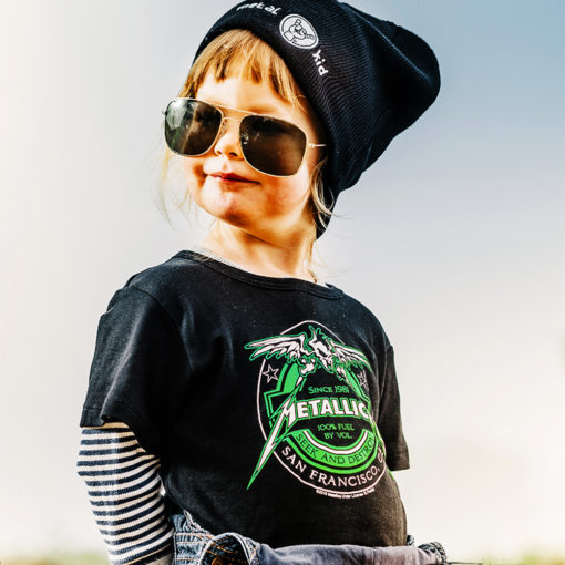 Enfant portant un bonnet Rock et un t-shirt Metallica