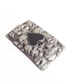 Boucle de ceinture en forme de carte à jouer (as de pique) avec des crânes en relief