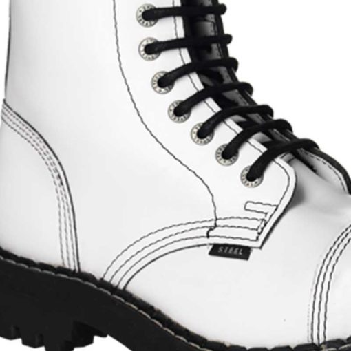 Chaussures coquées blanches (gros plan)