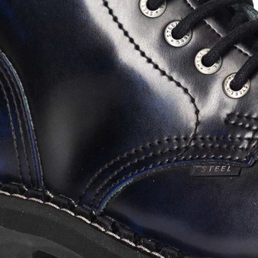 Chaussures coquées bleues noires (gros plan)