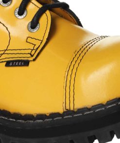 Chaussures coquées jaunes (gros plan)