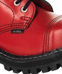 Chaussures coquées rouges (gros plan)