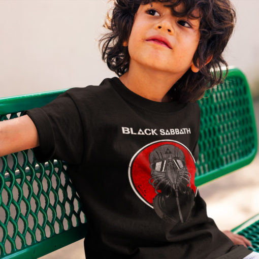 Jeune garçon portant un t-shirt Black Sabbath noir
