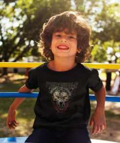 Jeune garçon portant un t-shirt Powerwolf à tête de loup