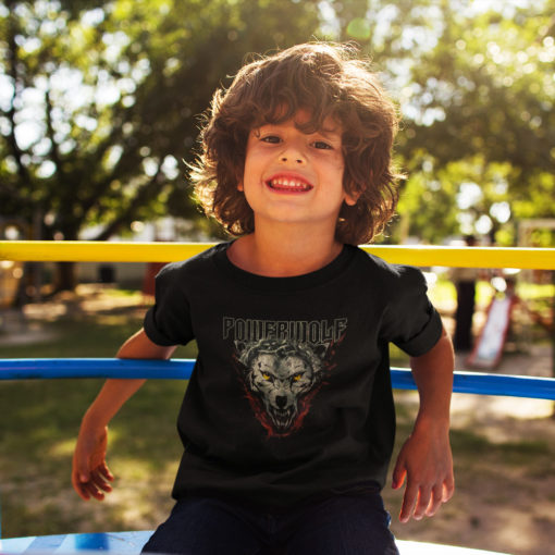 Jeune garçon portant un t-shirt Powerwolf à tête de loup
