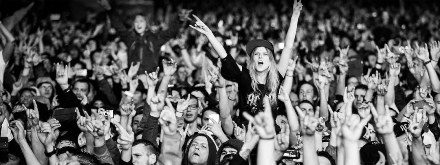 Fille fan de acdc à un concert