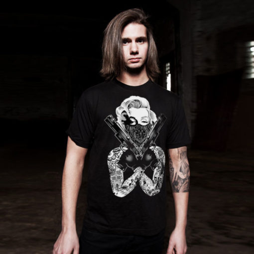 T-shirt noir de Marilyn Monroe faisant une pose Gangsta