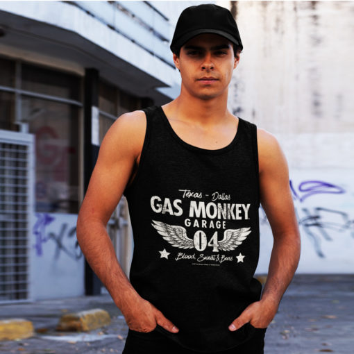 Homme portant un débardeur Gas Monkey Garage noir avec des ailes