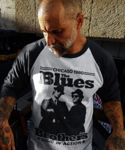Homme portant un t-shirt des Blues Brothers manches longues