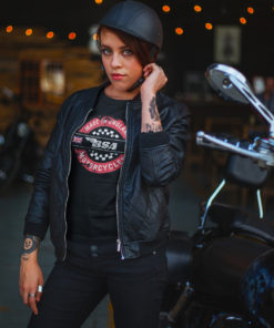 Motarde portant un blouson en cuir et un t-shirt BSA Motorcycles pour femme (noir)
