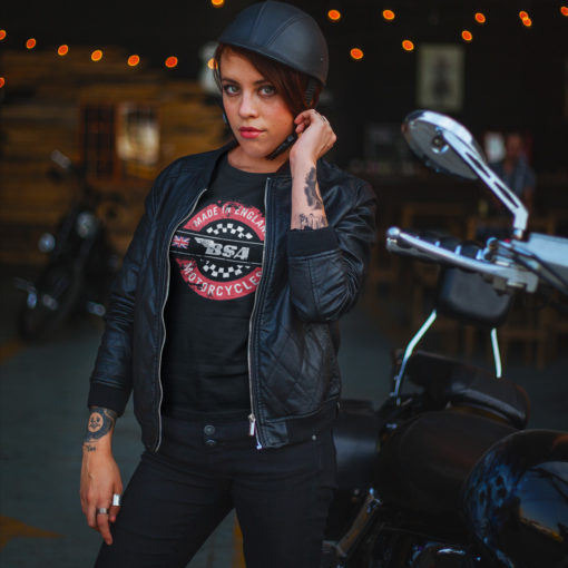 Motarde portant un blouson en cuir et un t-shirt BSA Motorcycles pour femme (noir)