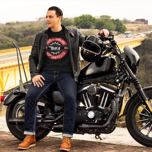 Homme et sa moto qui porte un t-shirt BSA Motocycles noir