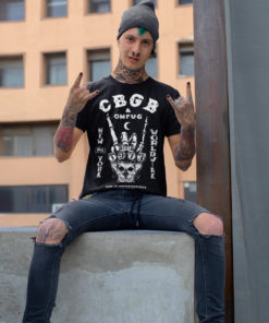 Homme fand de rock portant un t-shirt CBGB & OMFUG noir