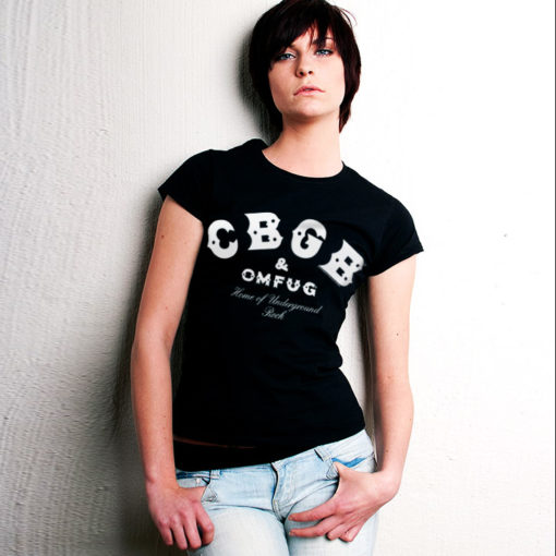 Femme portant un T-shirt CBGB & OMFUG noir
