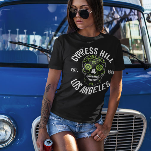 Femme portant un T-shirt Cypress Hill noir avec une tête de mort mexicaine
