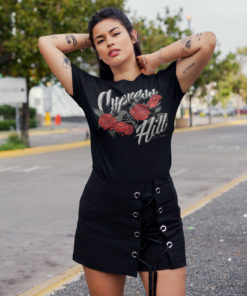 Femme en jupe portant un t-shirt Cypress Hill noir avec des fleurs rouges