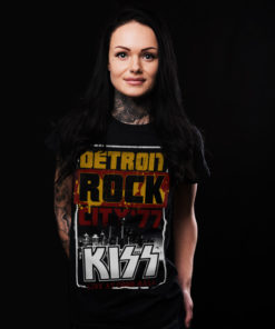 Femme Portant un t-shirt KISS "Detroit Rock City" noir