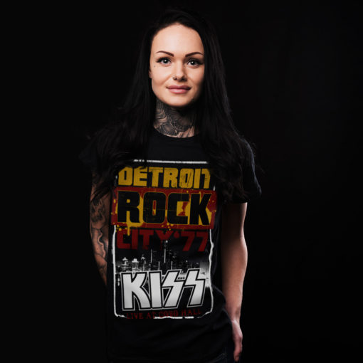 Femme Portant un t-shirt KISS "Detroit Rock City" noir