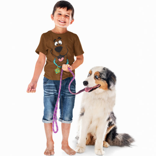 T-shirt scoobidou porté par un enfant qui tient un chien en laisse