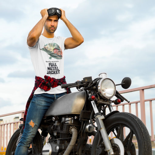Homme a moto portant un T-shirt Full Metal Jacket blanc
