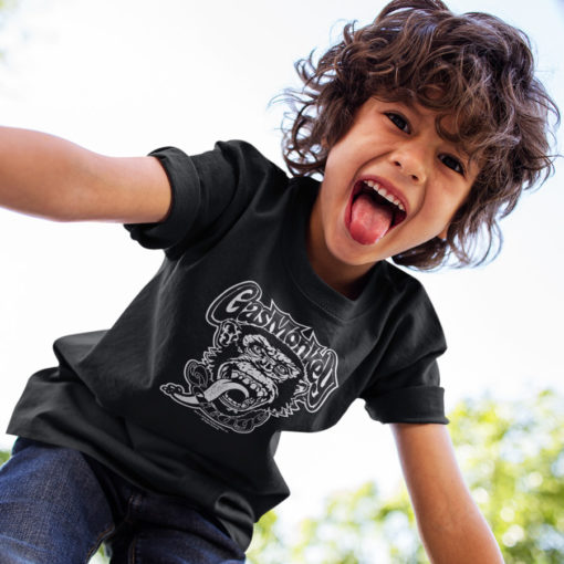 Petit garçon portant un T-shirt Gas Monkey (avec le logo en tête de singe)