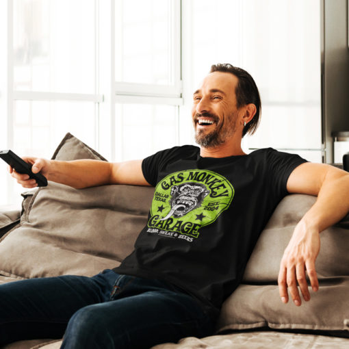 Homme portant un t-shirt Gas Monkey Garage de couleur noire