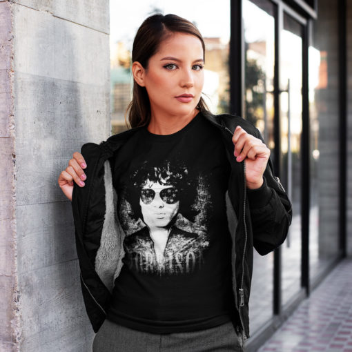 Femme portant une veste en cuir noire et un t-shirt Jim Morrison noir