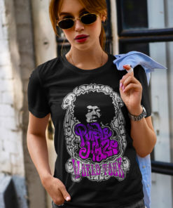 Femme portant un T-shirt Jimi Hendrix noir