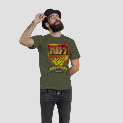 Homme avec un chapeau portant un t-shirt rock Kiss Army de couleur kaki