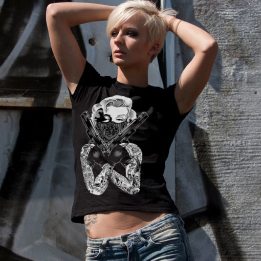 Femme portant un T-shirt Marulyn Monroe noir