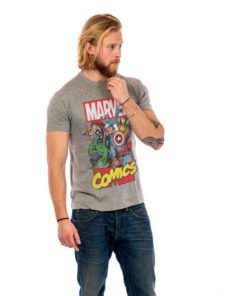 Homme portant un t-shirt avec les super heros Marvel Comics gris