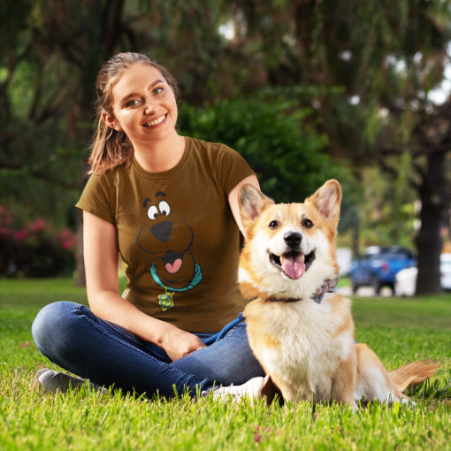 Femme avec son chien portant un T-shirt Scoubidou marron