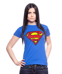 Femme portant un t-shirt bleu avec le logo S de Superman