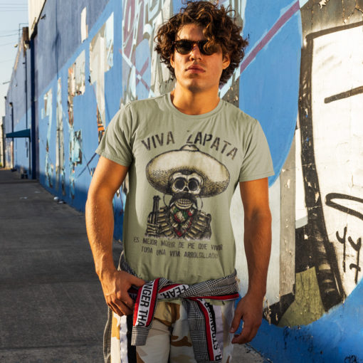 Homme portant un t-shirt Viva Zapata kaki