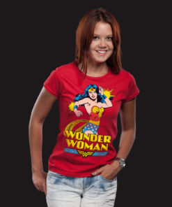 Femme portant un t-shirt Wonder Woman rouge
