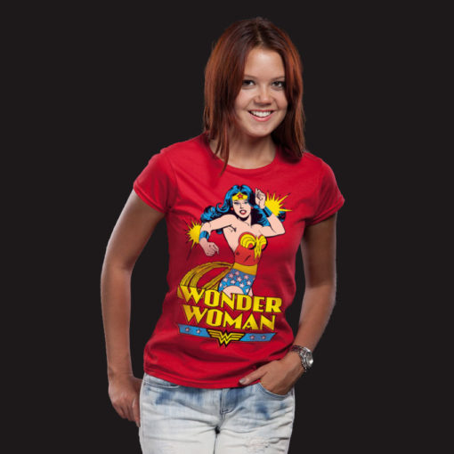Femme portant un t-shirt Wonder Woman rouge