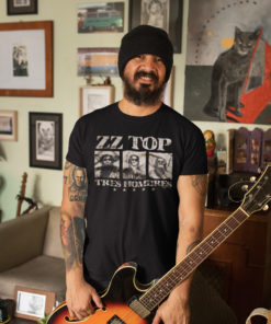 Homme barbu et sa guitare portant un t-shirt ZZ Top noir