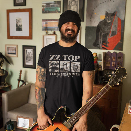Homme barbu et sa guitare portant un t-shirt ZZ Top noir