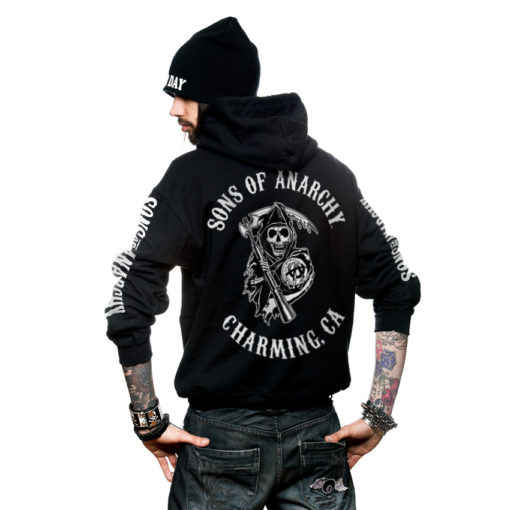 Homme de dos portant une veste Sons of Anarchy (SOA) noire