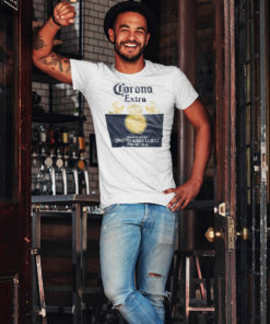 Homme dans un bar portant un t-shirt Corona Extra