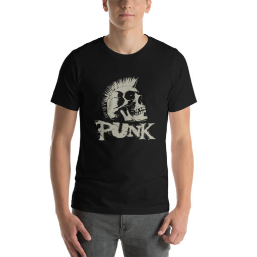 T-shirt punk noir avec une tête de mort portant une crête