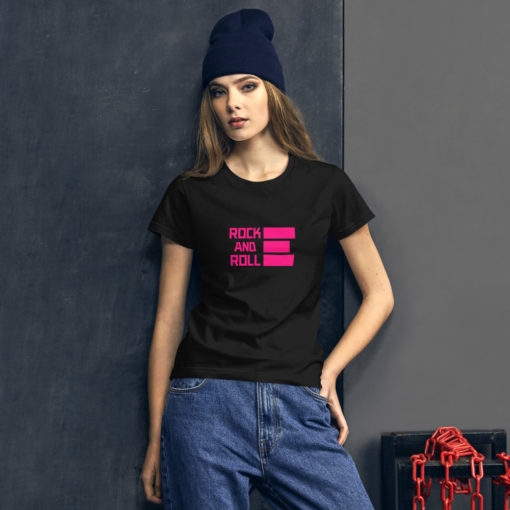 T-shirt Rock and Roll rose et noir porté par une femme