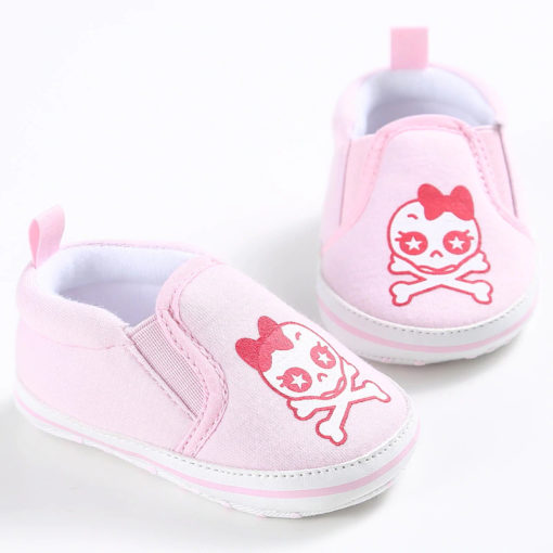 Chaussures pour bébé de couleur rose avec tête de mort