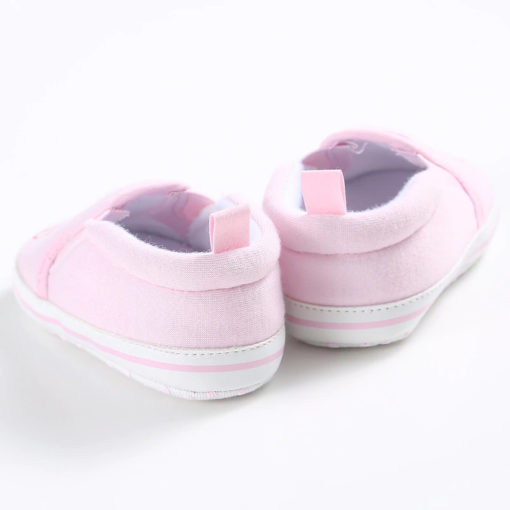 Chaussures pour bébé roses vues de dos