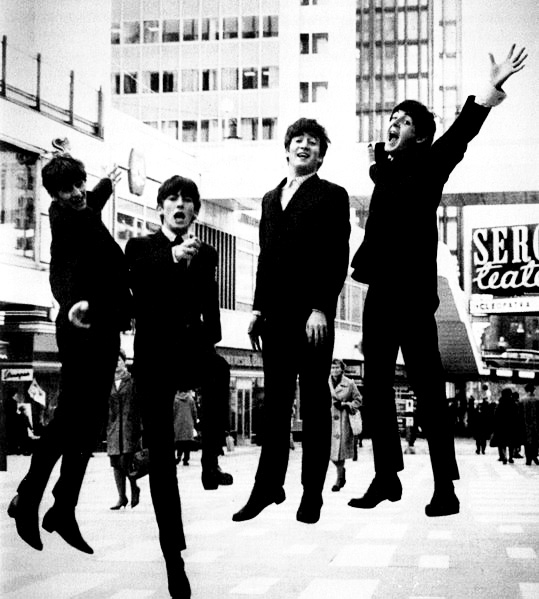 Le groupe de rock les Beatles en 1963 et leurs fameux costumes noirs