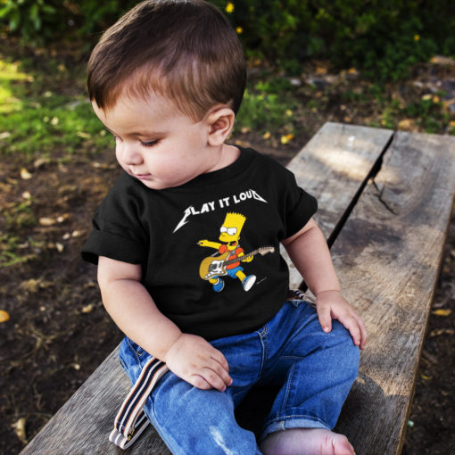 Bébé portant un t-shirt Bart Simpson