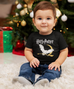 Bébé portant un t-shirt Harry Potter de couleur noire