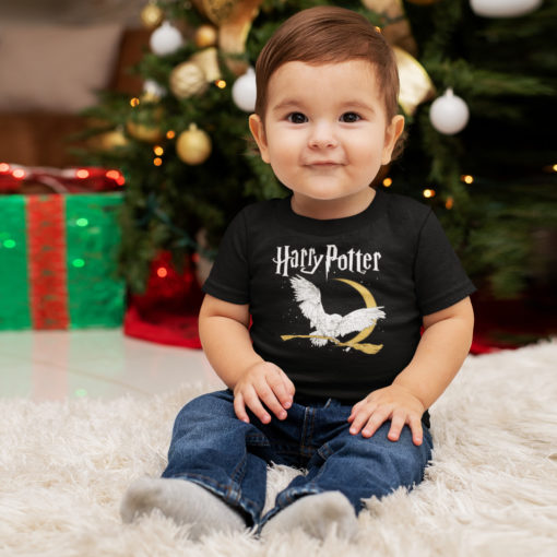 Bébé portant un t-shirt Harry Potter de couleur noire